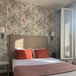 De Venise 2*, Paris France